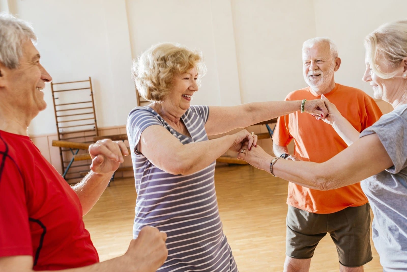Existem muitos benefícios da dança para pessoas acima de 60 anos