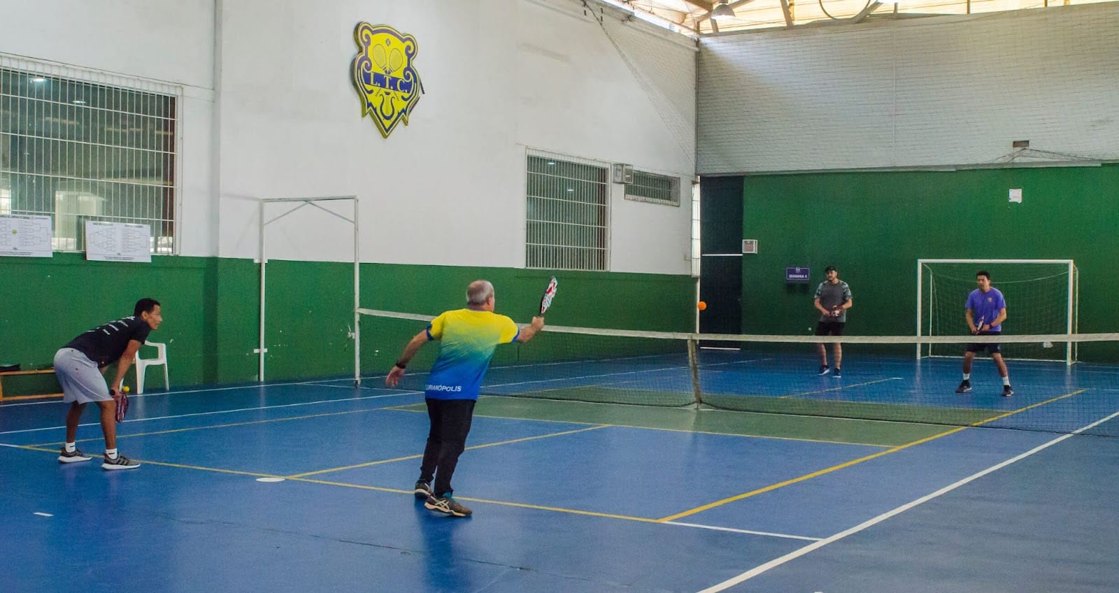 Jogando pickleball no Lira Tênis Clube
