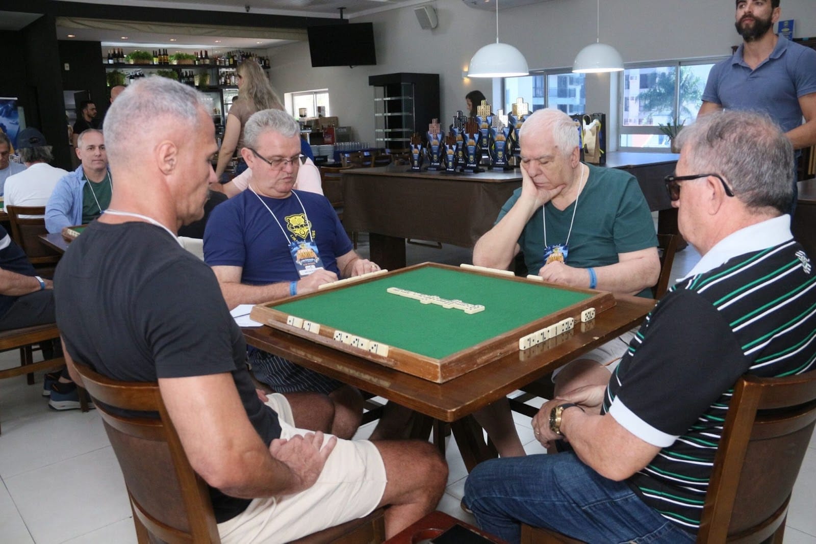 aprenda como jogar dominó com o Lira Tênis Clube